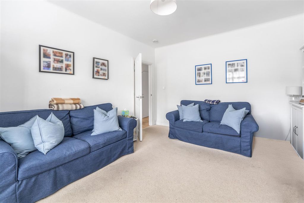 Property photo 2 of 25 6 Constance Road, Whitton, Tw2 7Jh-4.Jpg
