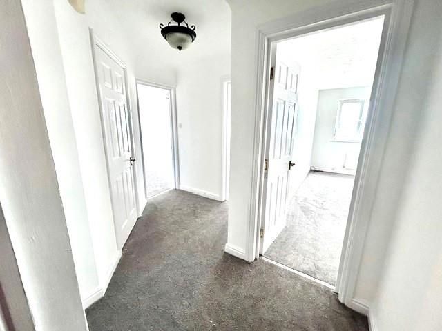 Property photo 3 of 11 390 South Ferry Quay Hallway 1 2026.Jpg