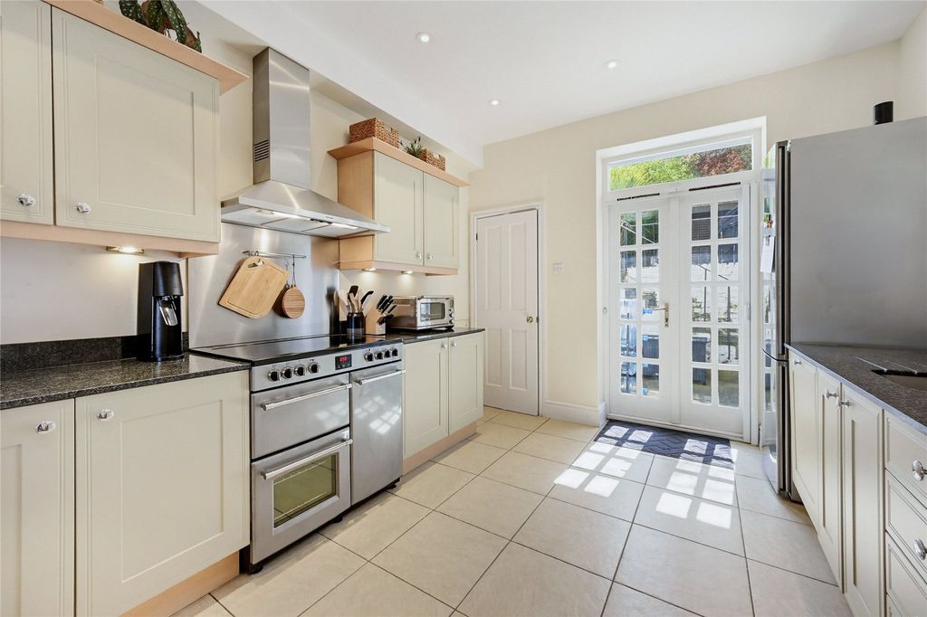 Property photo 3 of 18 Kitchen