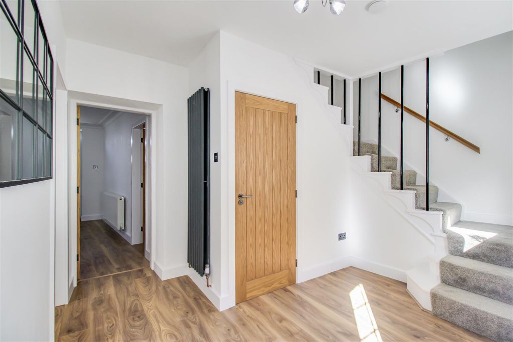 Property photo 2 of 14 Hallway