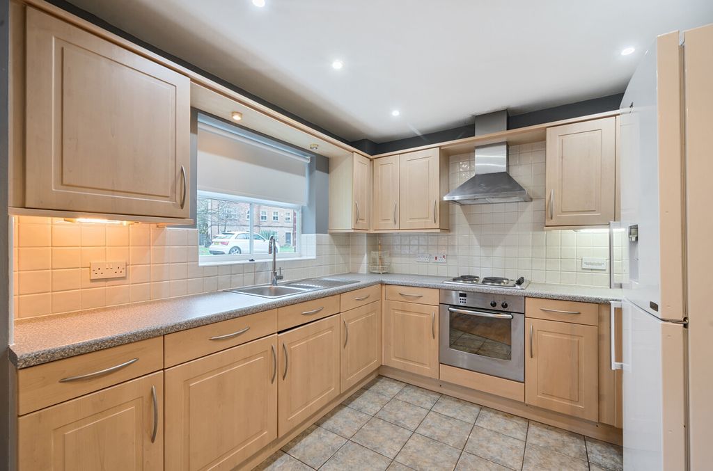 Property photo 3 of 10 Kitchen