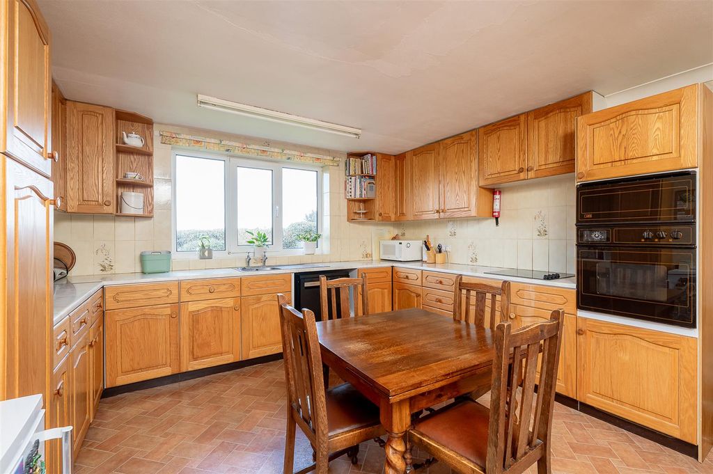 Property photo 2 of 22 Kitchen / Dining