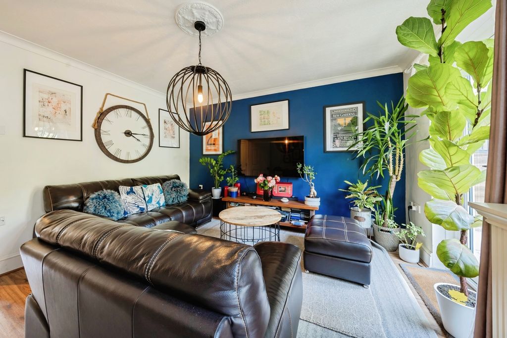 Property photo 3 of 12 Lounge