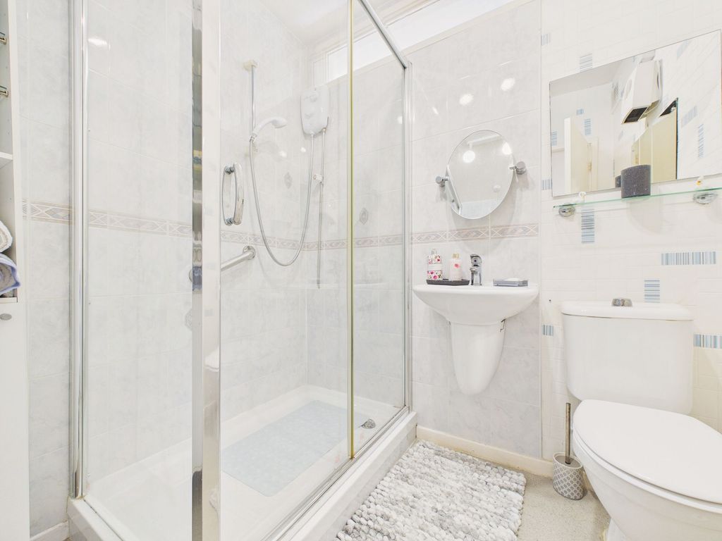 Property photo 3 of 8 Bathroom