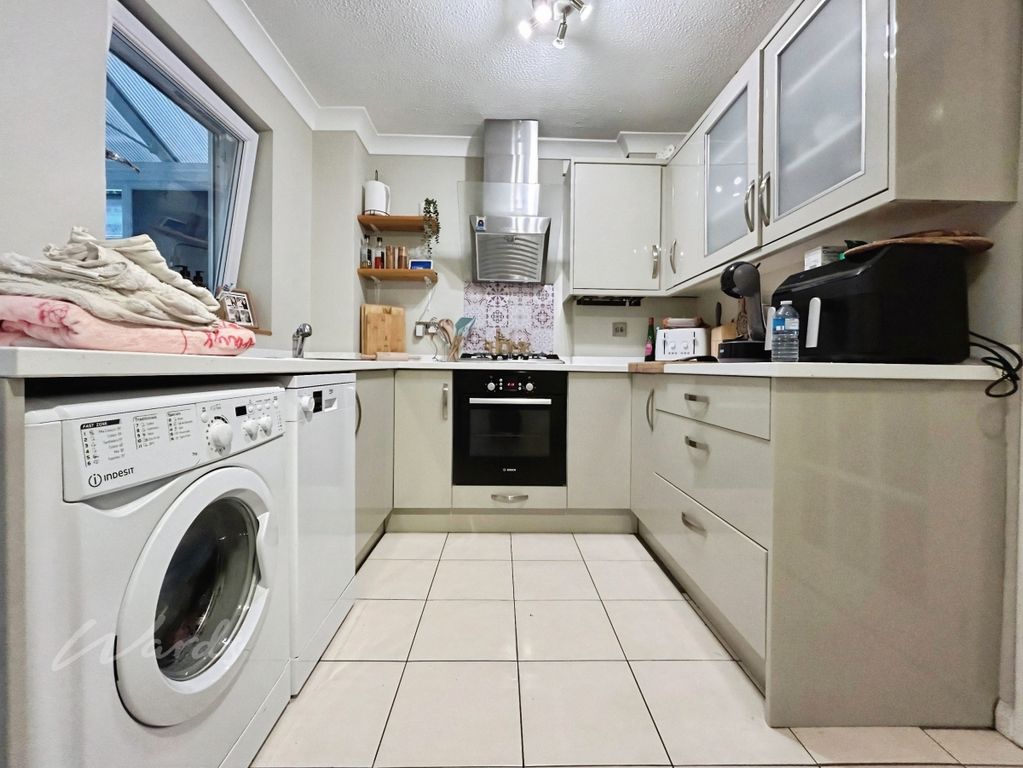 Property photo 3 of 11 Kitchen