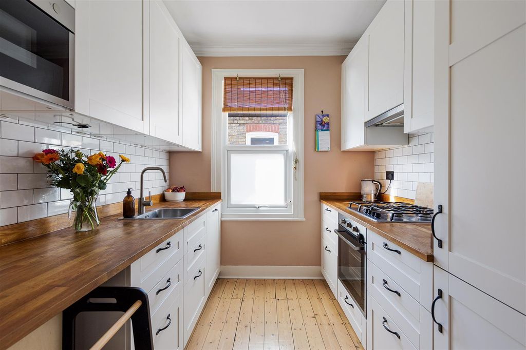 Property photo 3 of 33 Brettenham Road, E17