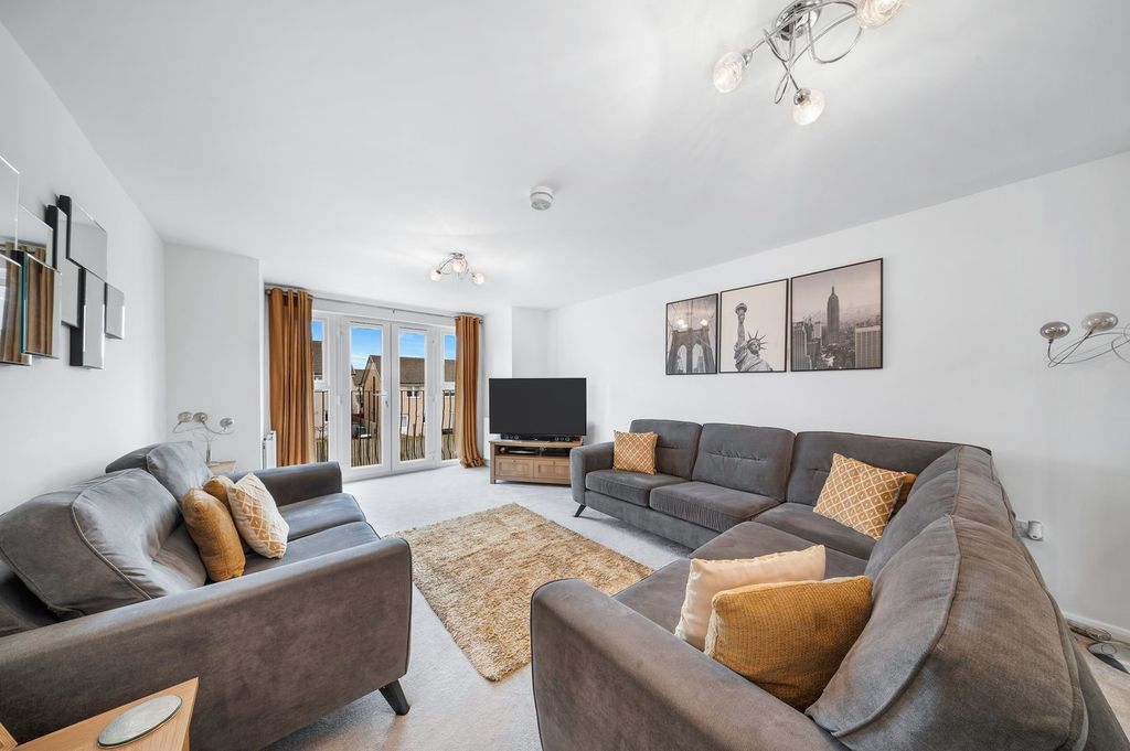 Property photo 2 of 21