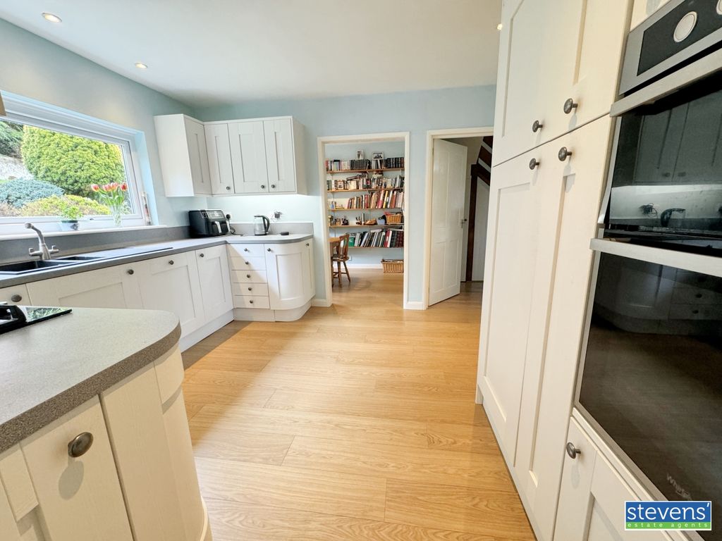 Property photo 3 of 28 Image00012