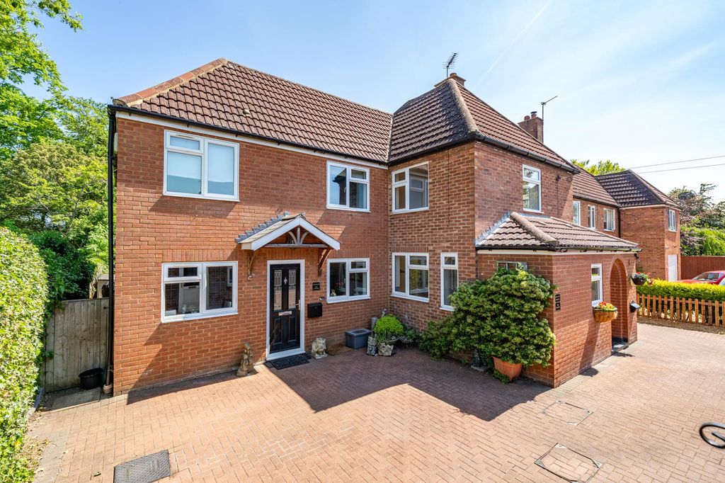 Property photo 2 of 38 17-Walton-Dene-02523