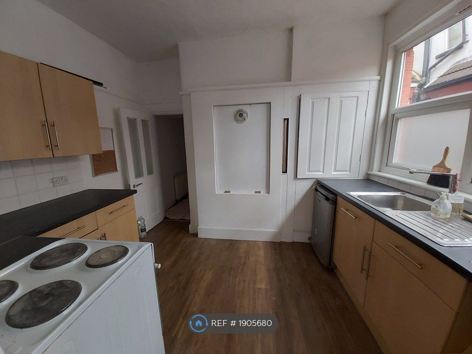 Property photo 3 of 5 Kitchen