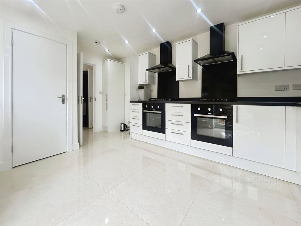 Property photo 3 of 7 Kitchen