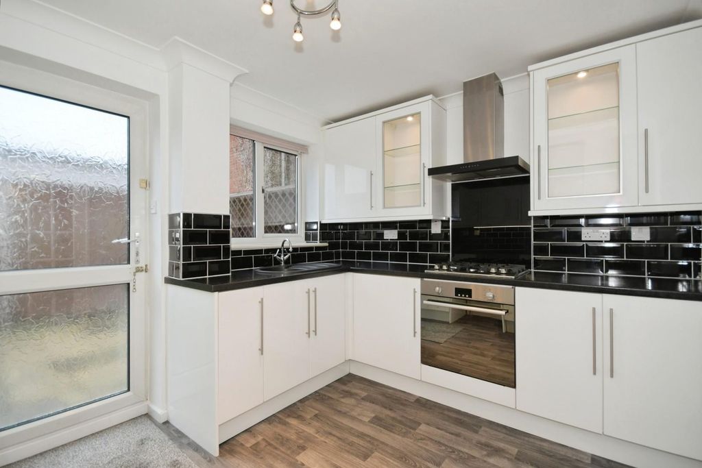 Property photo 3 of 19 Kitchen.Jpg