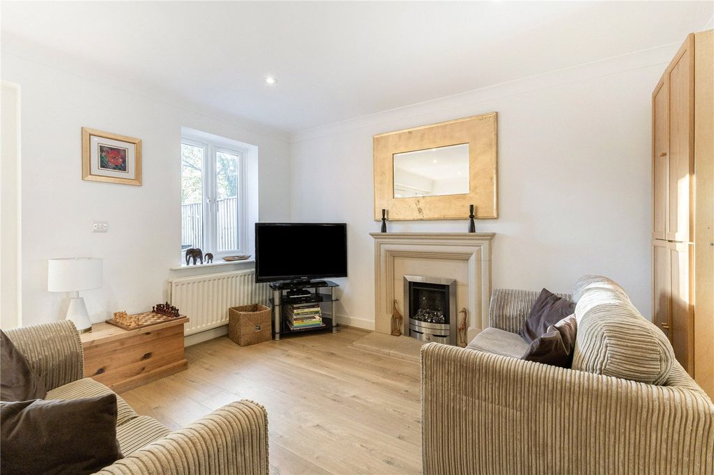 Property photo 2 of 14 Sitting Room