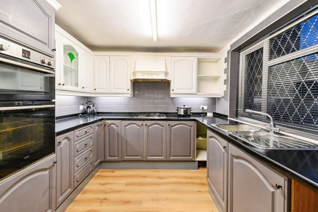 Property photo 3 of 8 Kitchen