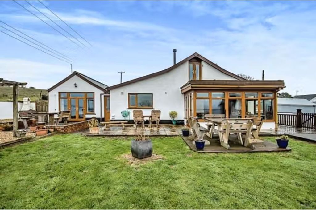 Property photo 2 of 25