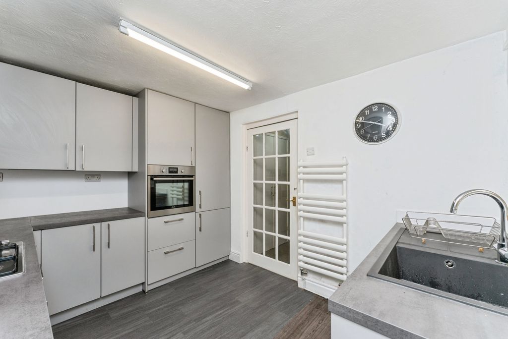 Property photo 3 of 25 Kitchen