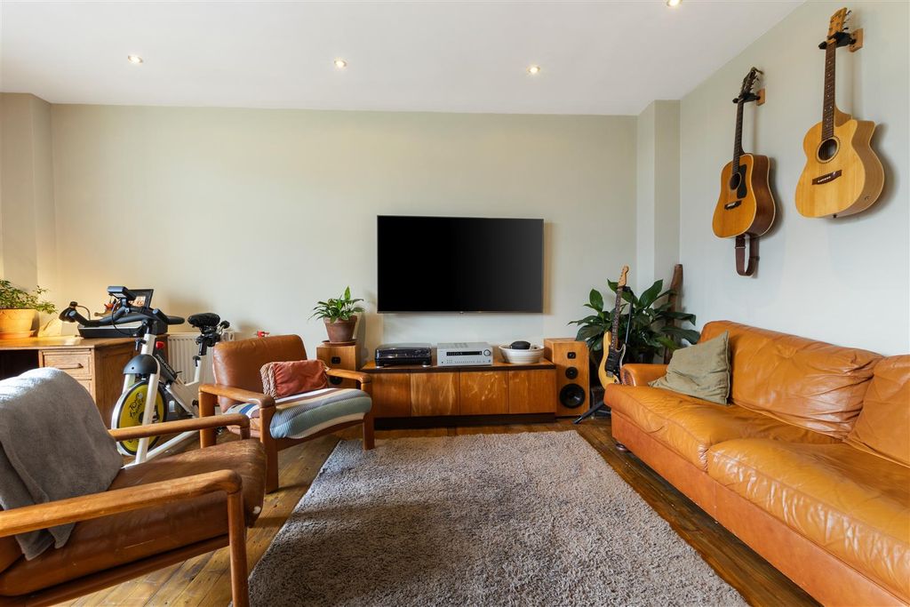 Property photo 1 of 7 Living