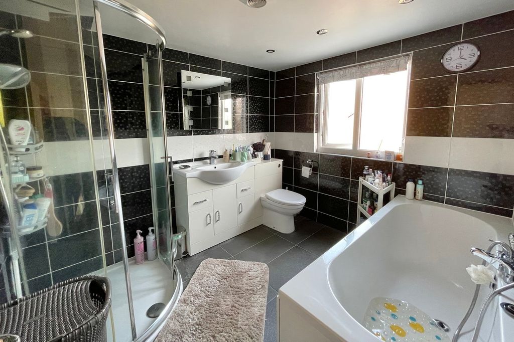 Additional image 22 of 5 bed detached house for saleWoodcot Gardens, Farnborough GU14
