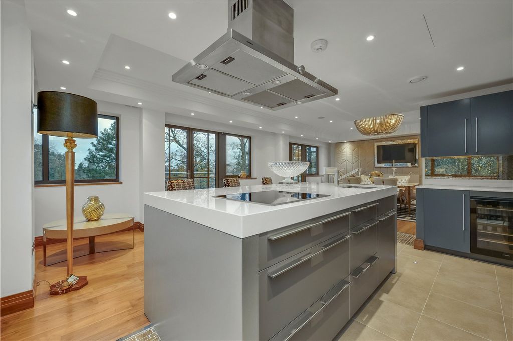 Property photo 3 of 20 Kitchen/Dining Area