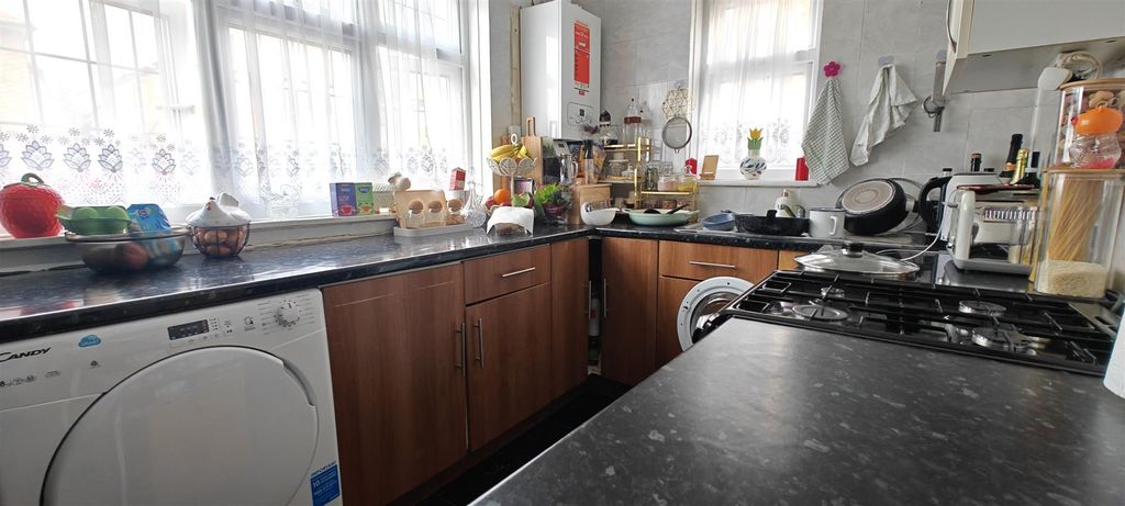 Property photo 3 of 11 Kitchen