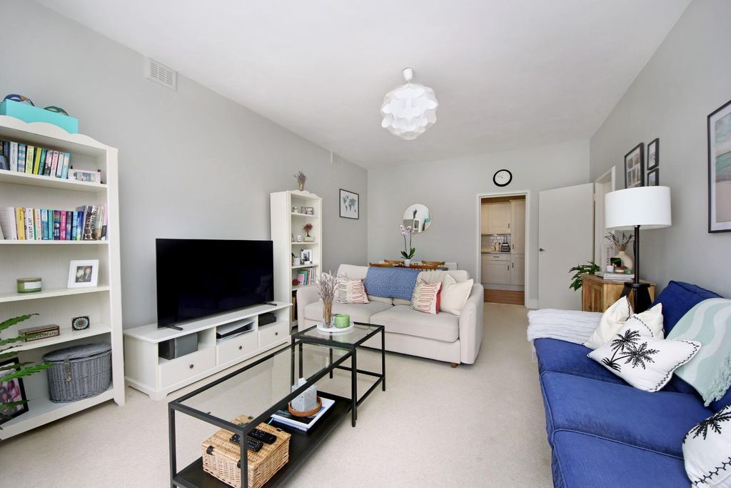 Property photo 3 of 10 Gv- F3 - 11 Creffield Rd (6).Jpg