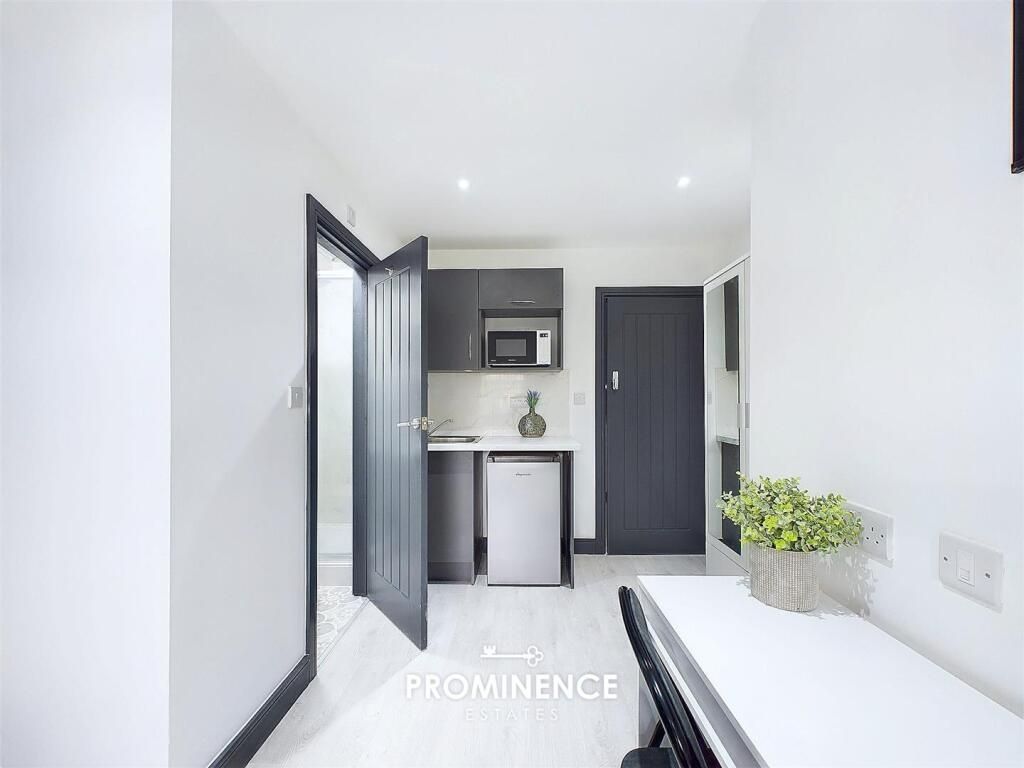 Property photo 2 of 9 Bright, Modern Single Bedroom With A Clean White i...