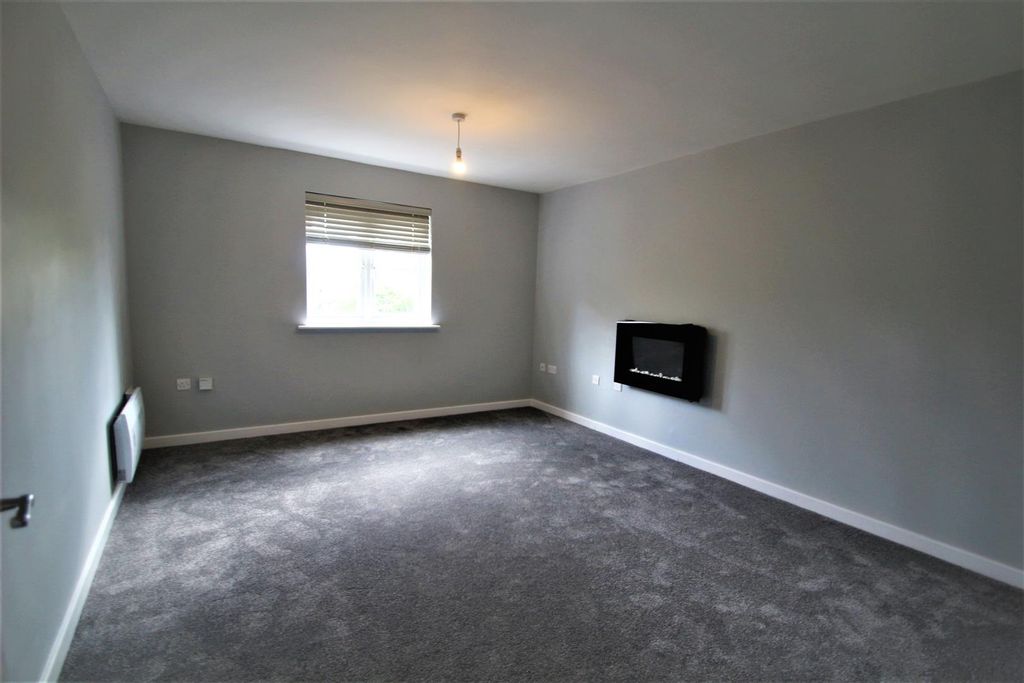 Property photo 2 of 6 Gardeners End 11 - Lounge.Jpg