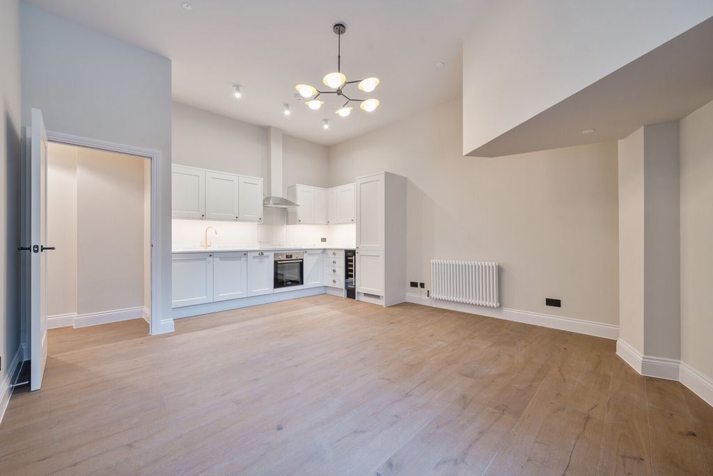 Property photo 3 of 13 Living Room/Kitchen