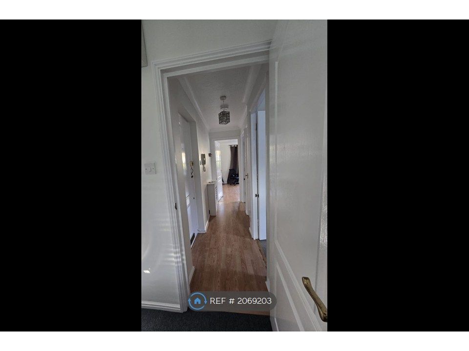 Property photo 2 of 6 Hallway
