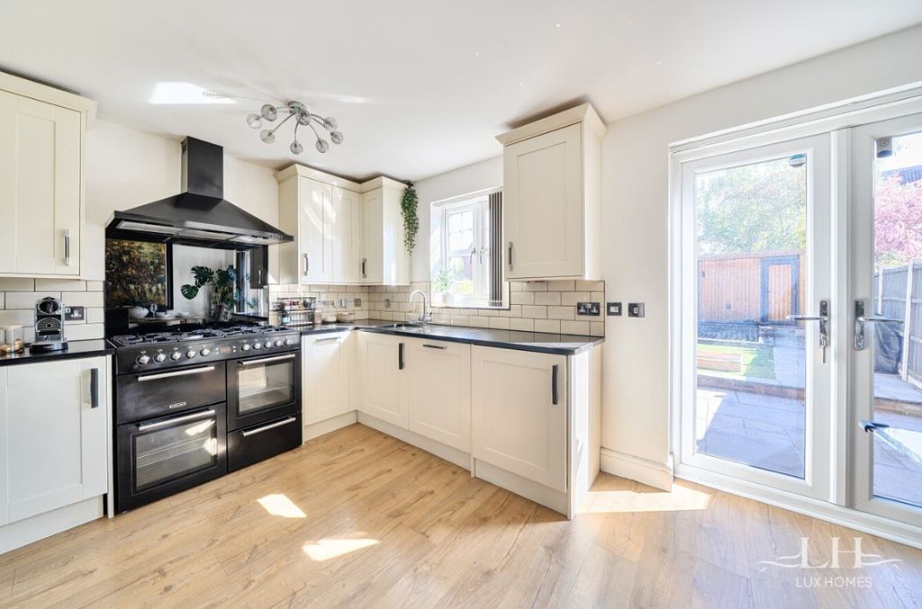 Property photo 3 of 27