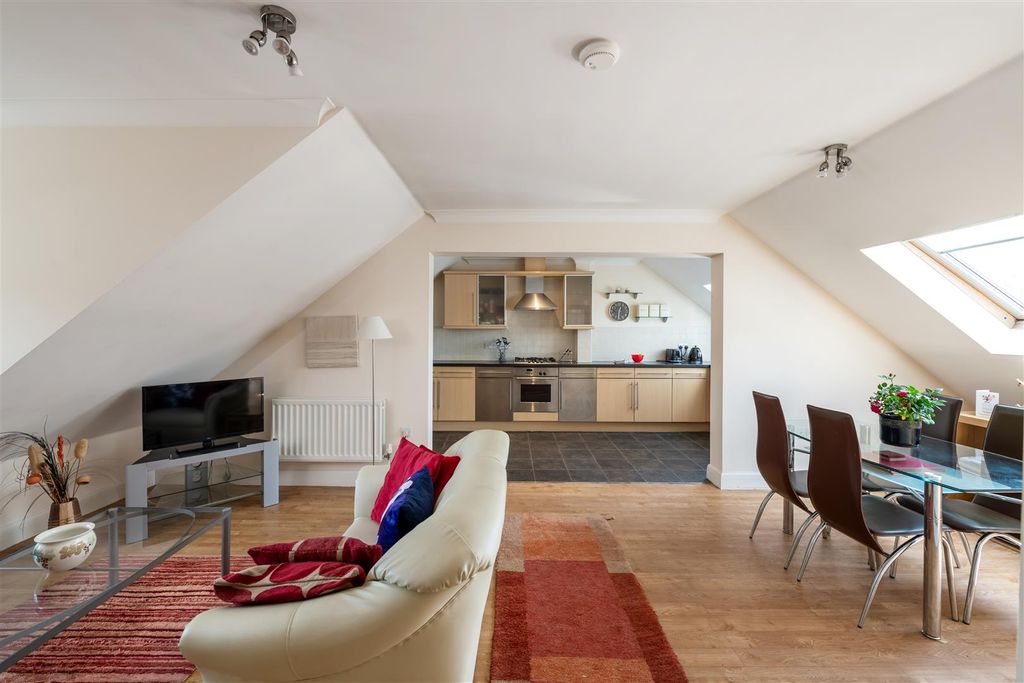 Property photo 2 of 12 75 Quadrangle Internals8.Jpg