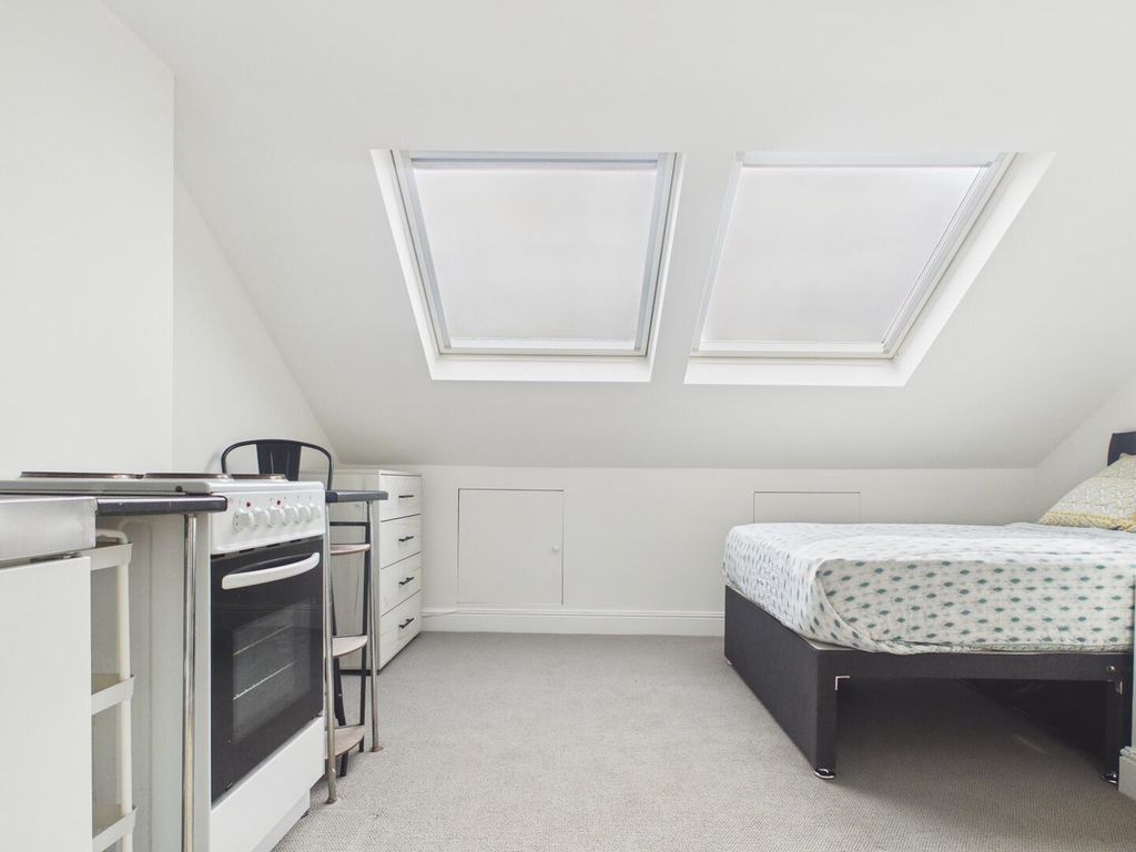 Property photo 3 of 8 Loft