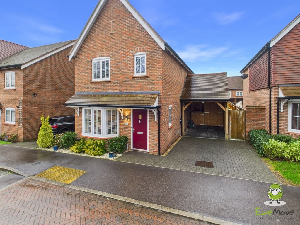 Property photo 1 of 20 Ewemove Estate Agents Basingstoke - Mansard Cresce