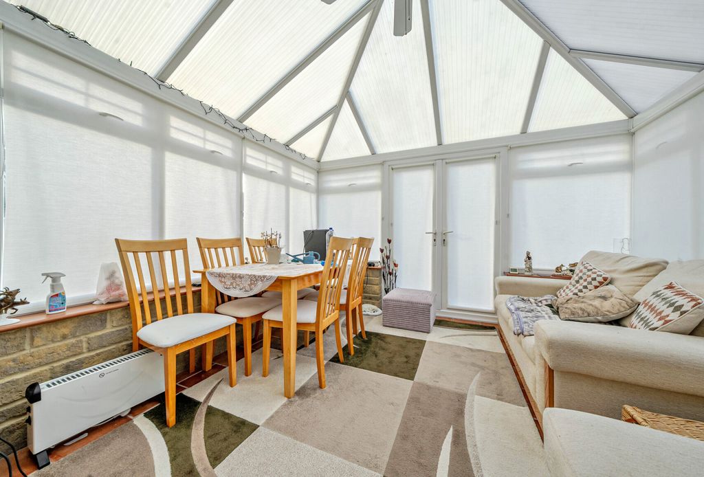 Property photo 3 of 9 1377295-10-690Dfa...