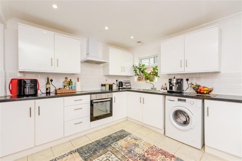 Property photo 3 of 11 Kitchen