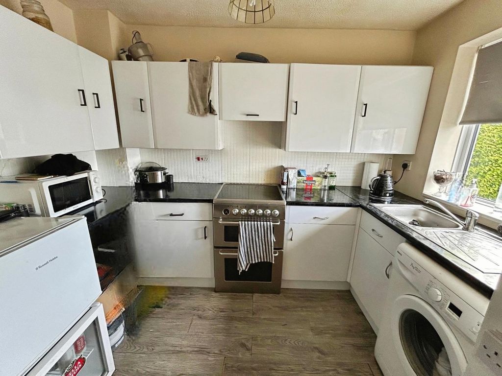 Property photo 2 of 10 Kitchen