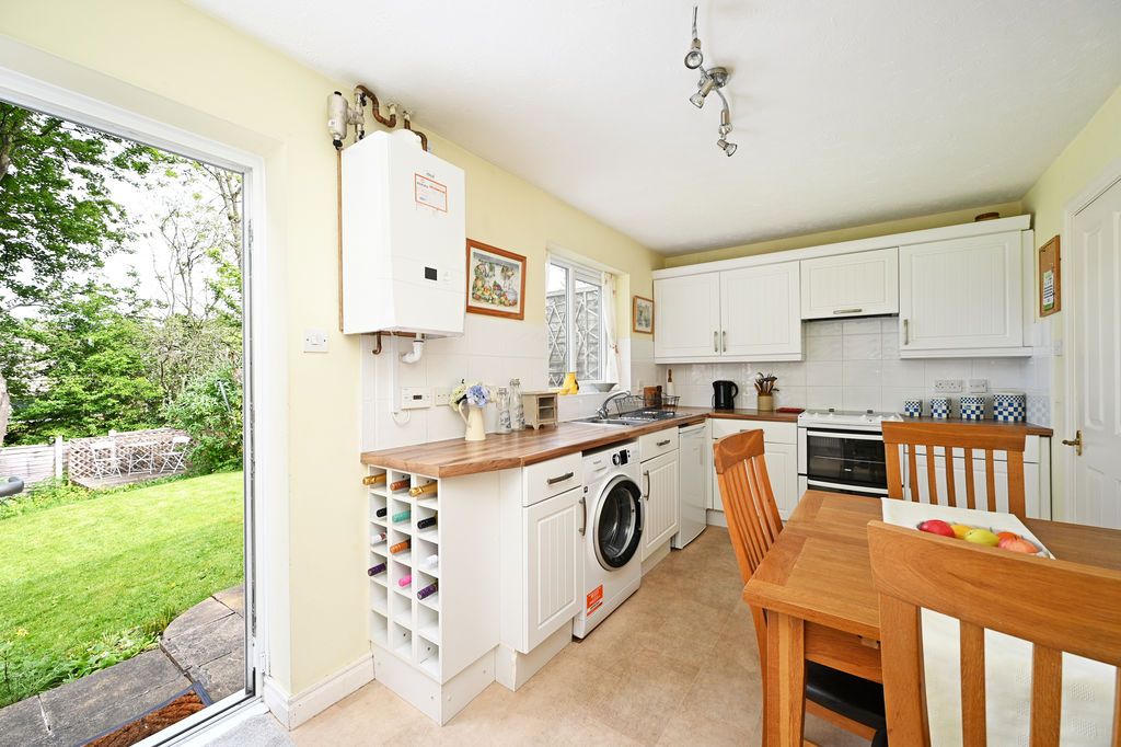 Property photo 3 of 21 Dining Kitchen