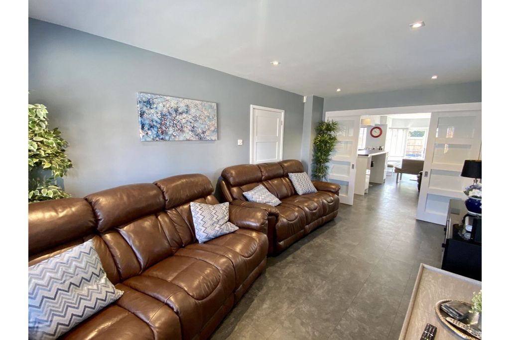 Property photo 3 of 20 Lounge