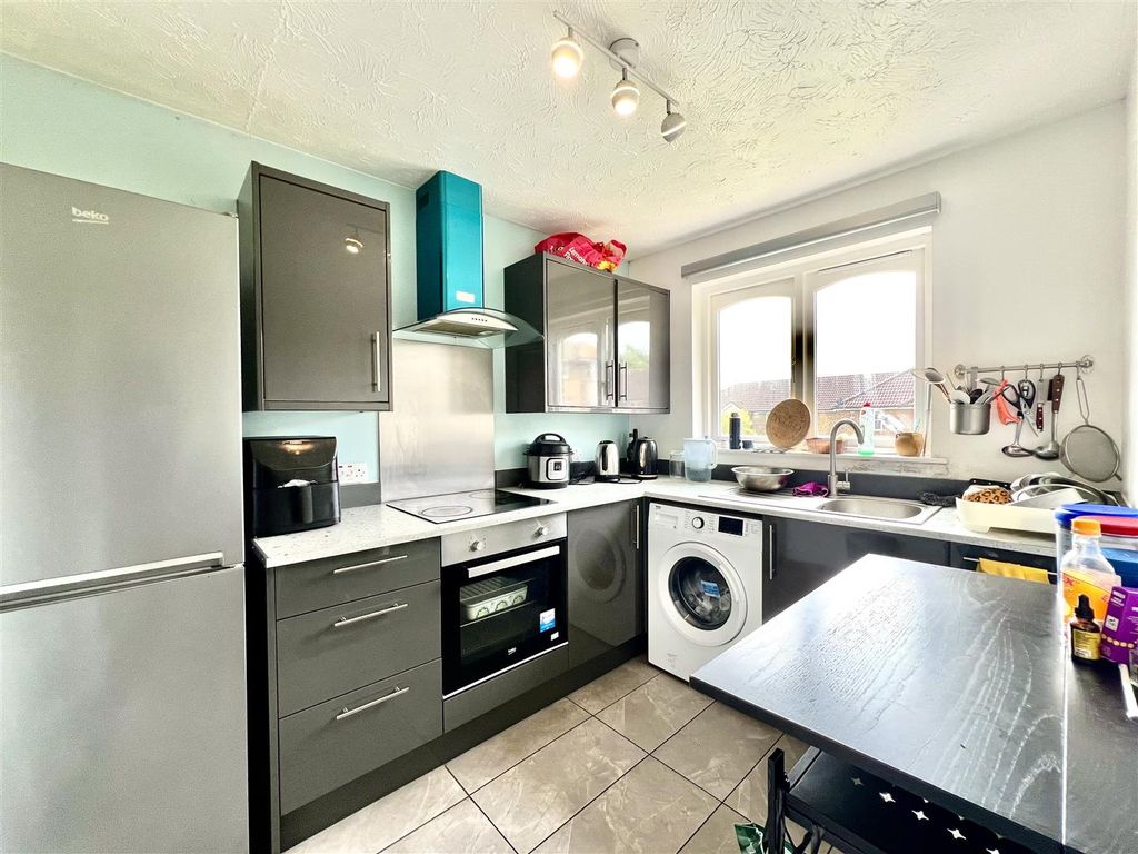 Property photo 1 of 6 Kitchen