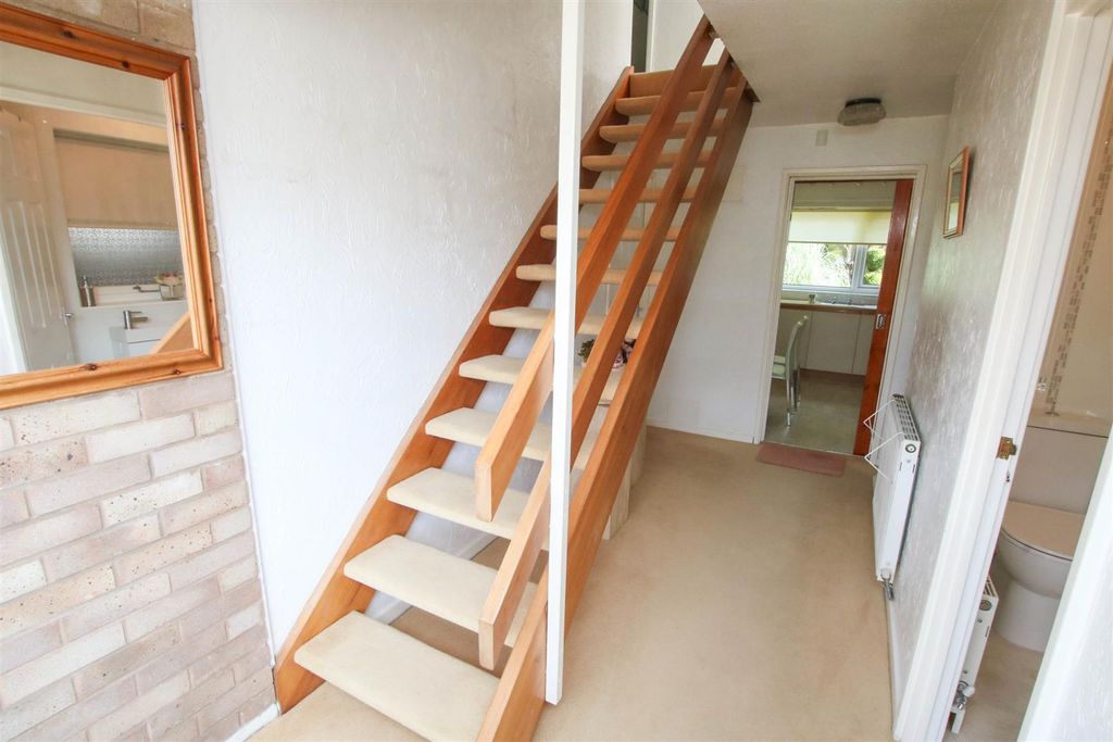 Property photo 3 of 17 Entrance Hall