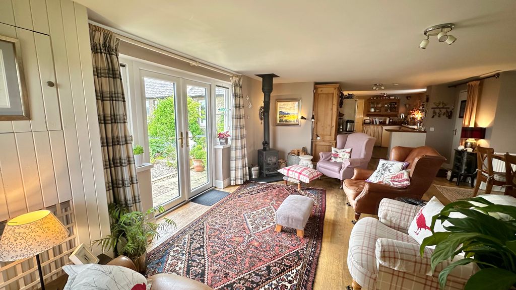 Property photo 2 of 33