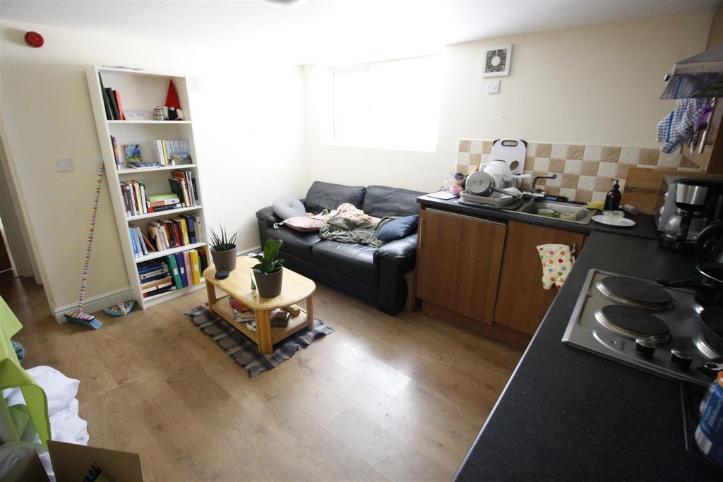 Property photo 1 of 5 Flat 2 50 Colum Road  (2).Jpg
