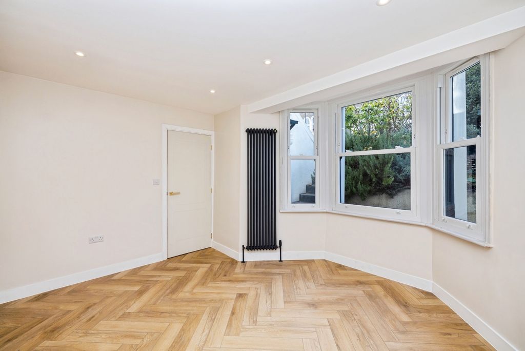 Property photo 2 of 15 Pbox-Img.Jpg