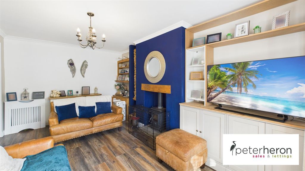 Property photo 3 of 41 Lounge