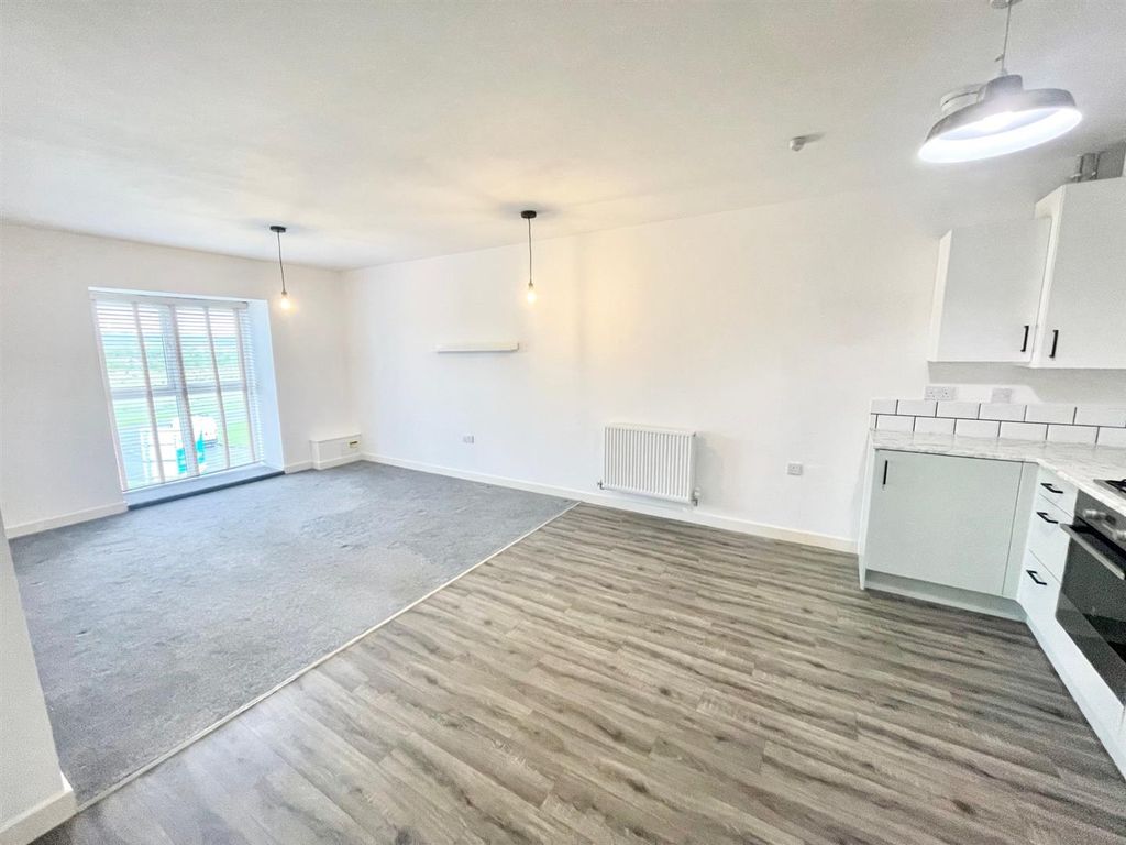 Property photo 3 of 12 Living / Kitchen