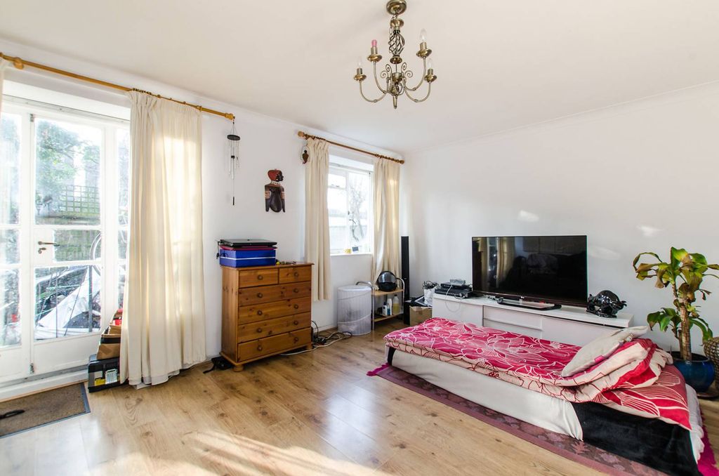 Property photo 1 of 5