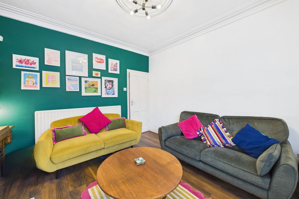 Property photo 3 of 20 Lounge