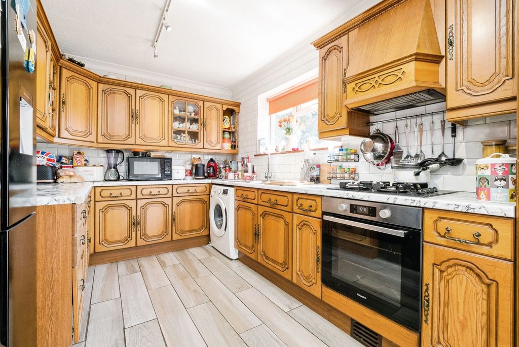Property photo 3 of 18 Kitchen