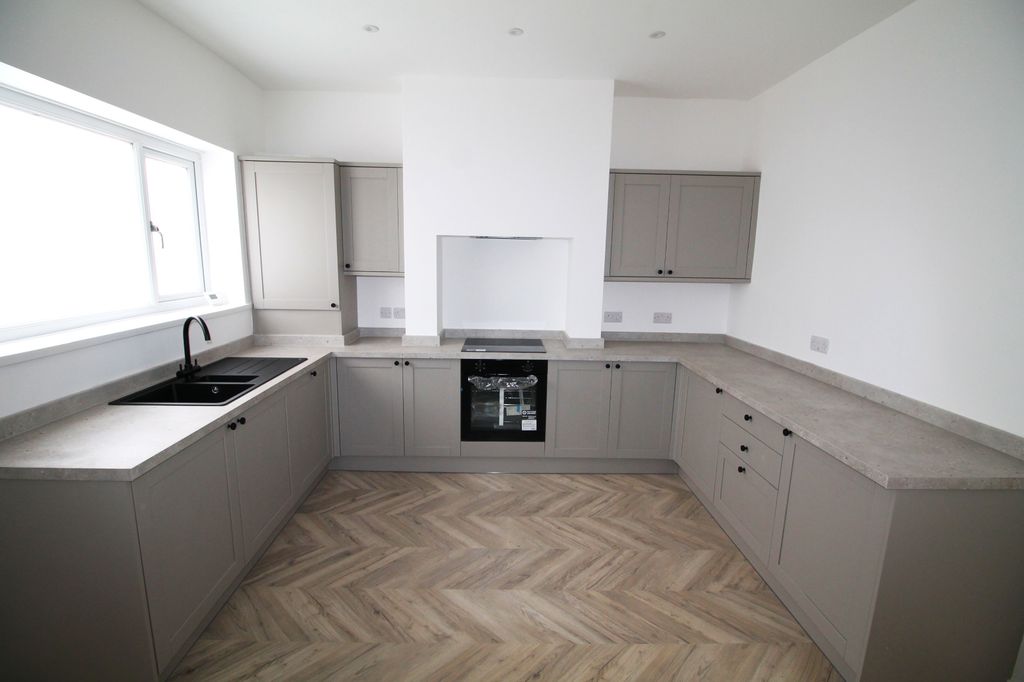 Property photo 2 of 12 Kitchen