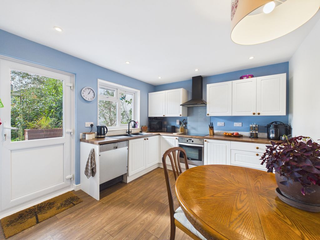 Property photo 3 of 11 Kitchen